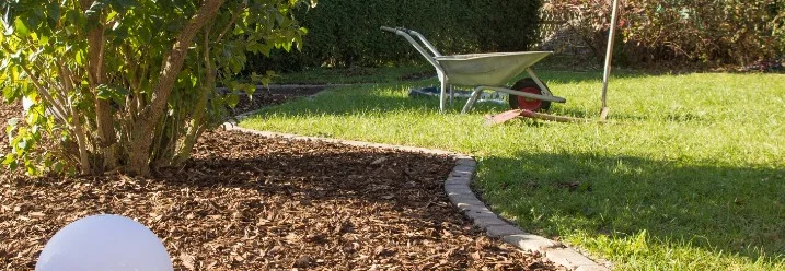 Gartenarbeit mit Rindenmulch und Schubkarre